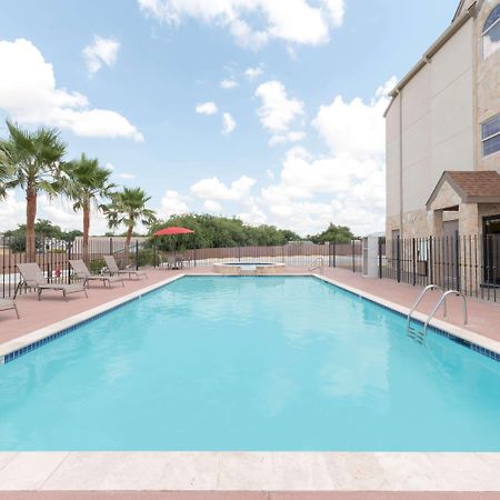 Microtel Inn And Suites Eagle Pass Exterior photo